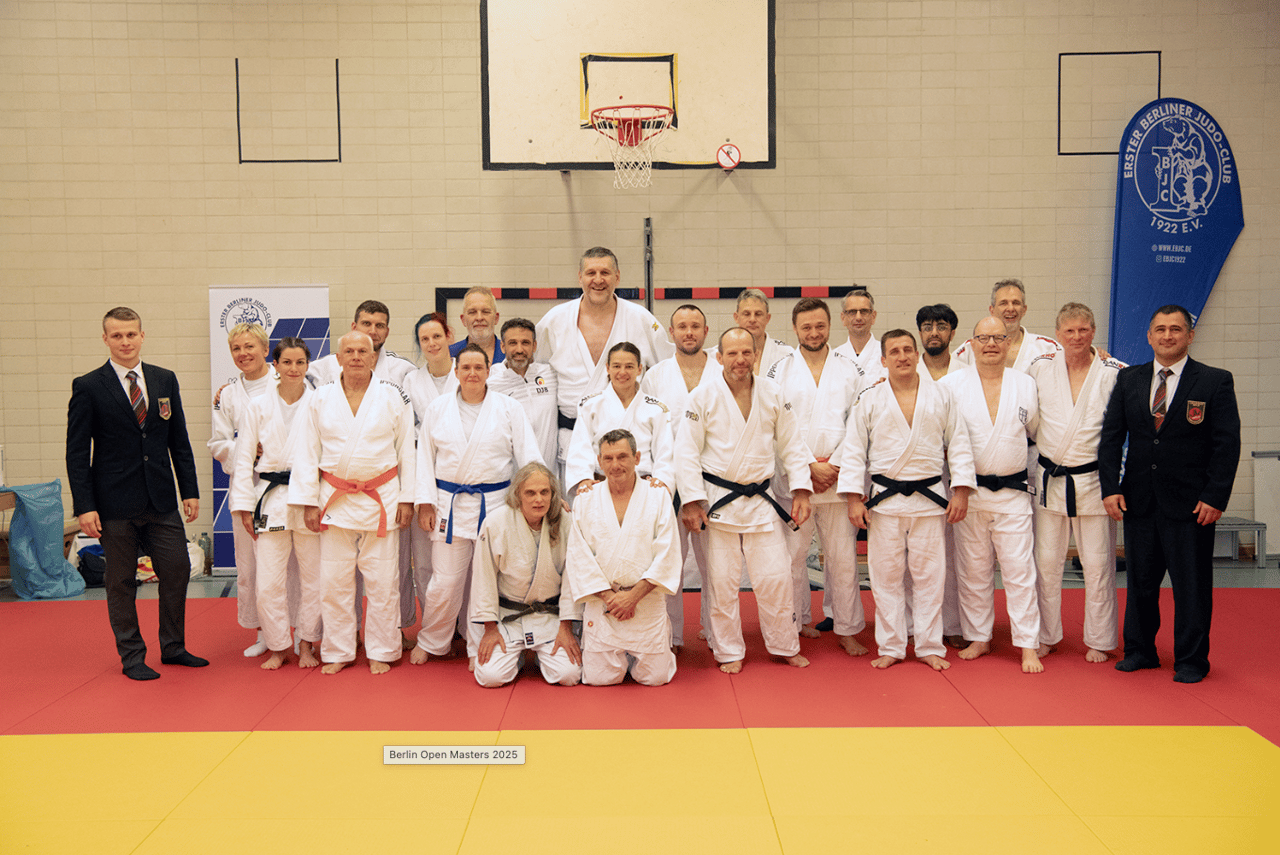Judoka als Gruppe beim Berlin Open Masters 2025